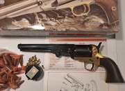 Rewolwer czarnoprochowy Colt kal. 44 + 100 fiolek 1 g.