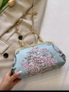 Piękna Torebka z haftem kwiatu Royal style a łańcuszku 