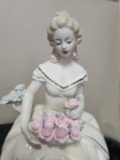 Figurka porcelanowa "Kobieta z różami"