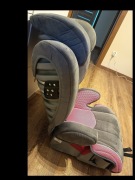 Fotelik z pojemnikami na butelki, bez usterek. Szczegóły na zdjęciach.