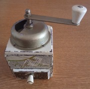 Stary drewniany młynek do kawy