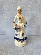 Figurka porcelanowa vintage dama z koszyczkiem 