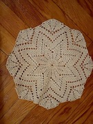  Serwetka średnica 26 cm, jasny beż ze złotą nitką . Rękodzieło  