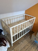 Łóżeczko dziecięce, białe drewniane z materacem