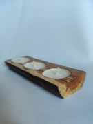 Świecznik z drewna wiśni na 3 tealighty – z naturalnym brzegiem, rustykalny