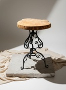 Stolik kawowy: blat z plastra drewna, kuta podstawa