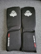 Ochraniacz na piszczele z ochroną stopy