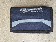 Niebieski portfel Reebok z podkówko na monety.