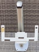 Uchwyt sufitowy do monitora używany na przegubie kulowym