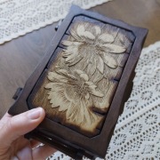 Drewniana Szkatułka z Rumiankami - Ręcznie Wykonane Pudełko 