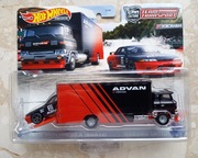 Hot Wheels Premium Team Transport _ Skyline GT-R  BNR32 z Sakura Sprinter
