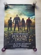 Plakat kinowy z filmu Pukając do drzwi horror