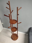 Prosty wieszak na płaszcze z litego drewna