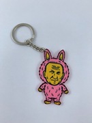 Ojciec Święty w Labubu zaklęty – breloczek Lapapa 2137 różowy