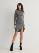 Dopasowana sukienka dzianinowa z rozcięciem – idealna na imprezę