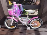 Rowerek dziecięcy dla dziewczynki.