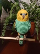 Falista papuga na szydełku, prezent zabawka 