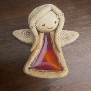 Radosny aniołek -rękodzieło z gliny szamotowej