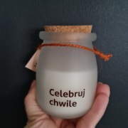 Świeczka zapachowa Celebruj chwile drzewo sandałowe 120 g Nowa na prezent