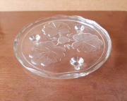 Szklana niska patera talerz na nóżkach wzór liście lata 60 vintage