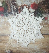 Gwiazda śnieżynka zawieszka szydełkowa ozdoba na choinkę, okno.