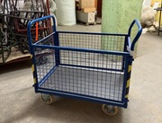 Wózek transportowy z burtami 