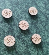 charms16 zawieszka drewno grawer 1,5 cm hand made