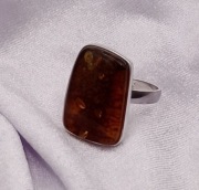 Srebrny pierścionek z bursztynem