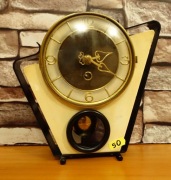 Ładny, niewielki, ozdobny, niemiecki zegar na komodę biurko (50)