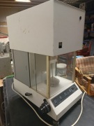 Stara waga labolatoryjna 