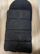 Śpiworek zimowy do wózka czarny z otworami na pasy