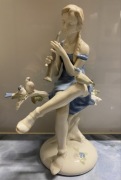 Figurka porcelanowa duża GDR Niemcy, dziewczyna grająca na flecie 