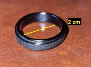 Czarny pierścień ring z ruchomą obręczą, haptyczny fidget spinner ring