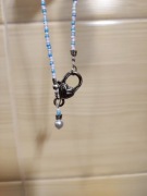 Naszyjnik choker z ozdobnym zapięciem.