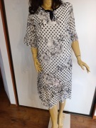 Elegancka sukienka w kwiaty i grochy – r. XL/XXL | wiskoza