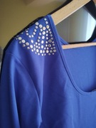 Niebieska sukienka podkreślająca figurę w cekinami