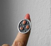 Srebrny pierścionek  z koralami 