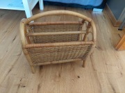 Wiklinowy kosz na gazety -gazetnik