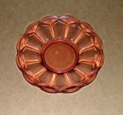 Talerzyk szklany, rozalinowy.