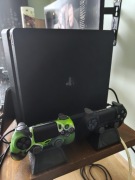 PS4 z 2 padami podstawką chłodzącą i 18 gier + gratisy