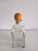 Szklana karafka z korkiem