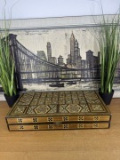 Drewniana skrzynka do gry planszowej 2w1 szachy i backgammon.