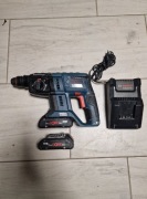 Bosch GBH 18V-21 z dwoma akumulatorami 4,0 Ah i ładowarką. 