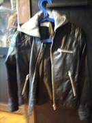 Kurtka czarna chłopięca z odpinanym kapturem