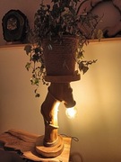 Lampa z kwietnikiem.