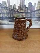 Ceramiczny kufel ozdobny vintage – ręcznie zdobiony, brązowy relief