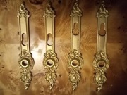 Dwa zabytkowe komplety mosiężnych klamek 
