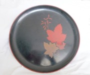 vintage japońska taca z laki, retro czarna taca w czerwone liście lata 60