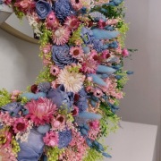 Wianek na drzwi naturalny rośliny suszone i stabilizowane niebieski różowy