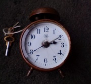 Przedwojenny budzik mały na chodzie w obudowie miedzianej Junghaus